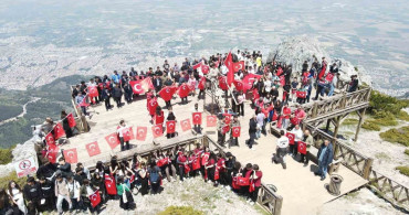 Spil Dağı'nda Gençlerin Bayrak Coşkusu