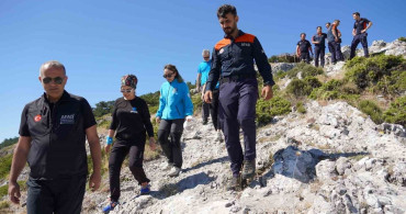 Spil Dağı'ndaki 15 Temmuz töreninde gaziler Türk bayrağını göndere çekti