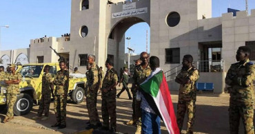 Sudan Ordusu Cumhurbaşkanı Beşir'in Yakınlarının Evlerini Kuşattı