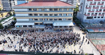 Sultanbeyli’de 37 yıllık öğretmene duygu dolu uğurlama: öğrencilerinden konfetili sürpriz