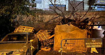 Sultanbeyli'de İstinad Duvarı Çöktü, Park Halindeki Araç Hasar Gördü