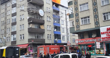 Sultangazi'de Çatı Katında Yangın: İki Kişi Hastaneye Kaldırıldı