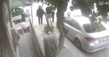 Sultangazi'de hurdacılar çöp konteynerini atölyeye çevirdi