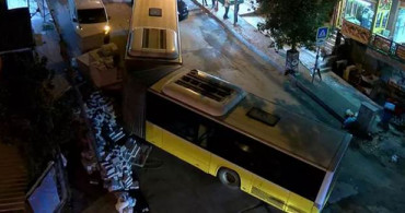 Sultangazi'de İETT Otobüsü Ortadan İkiye Ayrıldı