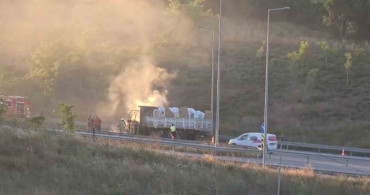 Sultangazi'de malzeme yüklü kamyon alev alev yandı