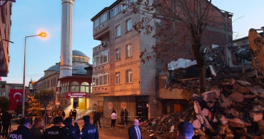 Sultangazi'de Yıkım Sırasında Apartman Zarar Gördü