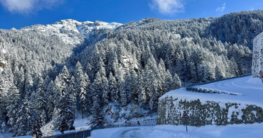 Sümela Manastırı Karla Kaplandı, Ziyaretçi Akınına Uğradı