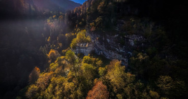 Sümela ve Vazelon Manastırları Sonbaharın Renkleriyle Büyülüyor