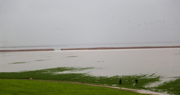 Suriye'de Sağanak Yağışlar Sulama Göletini Patlattı