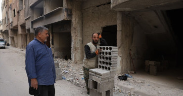 Suriyeliler Enkazdan Tuğla Üreterek Yeniden İnşa Sürecine Girdi