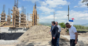 Susuz'da kamu yatırımları hızlanıyor: Kaymakam Öztürk hastane ve okul inşaatını inceledi