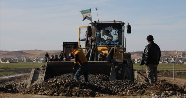 Şuyuk Beldesi Sakinleri Kendi İmkanlarıyla Yıkılan Köprüyü Onarıyor