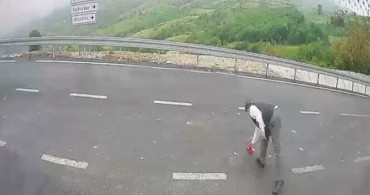 Takdir toplayan hareket! Yerde Türk bayrağını görünce dayanamadı: Otobüsü durdurup yerden aldı