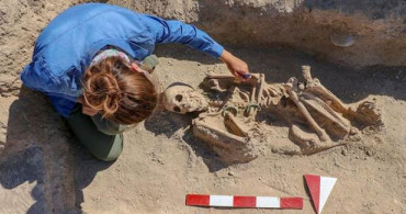Takılarıyla Gömülmüş Urartulu Kadın Mezarı Ortaya Çıkarıldı