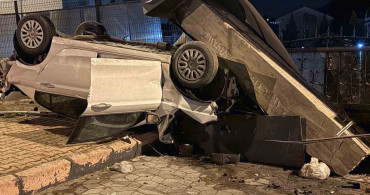 Takla Atan Otomobil, Sitenin Girişini Yıktı