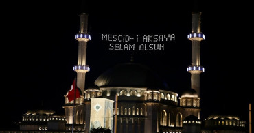 Taksim Camisi’nden Filistin’e destek mahyası: Mescid-i Aksa’ya Selam Olsun