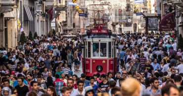 Taksim Meydanı ve İstiklal Caddesi'nde Maske Zorunluluğu ve 3 Metre Mesafe Kuralı Getirildi