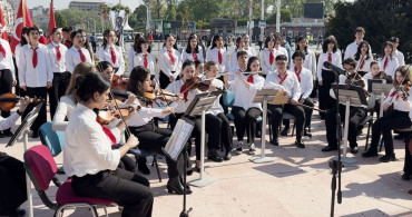Taksim Meydanı'nda 19 Mayıs Töreni Coşkusu