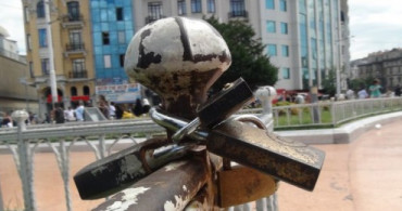 Taksim Meydanı'nda Görülen Asma Kilitler Dikkat Çekiyor