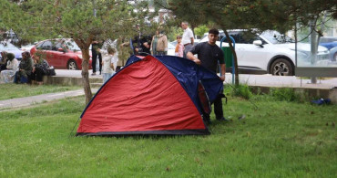 Talha Polat, yeğenlerini beklemek için kamp çadırı kurdu