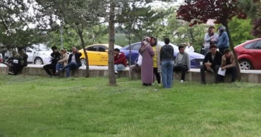 Talha Polat, YKS'de yeğenlerini beklemek için kamp çadırı kurdu