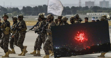 Taliban, ABD'nin Afganistan'dan çekilmesini Haret Şehrinde Bayraklarla Kutluyor