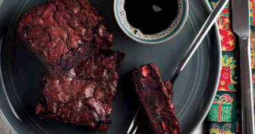  Kırmızı Browni Nasıl Yapılır?  Kırmızı Browni Tarifi