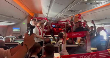 Taraftarlardan uçakta milli takım coşkusu