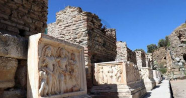 Tarihi Tiyatro Binası Ayağa Kalkıyor