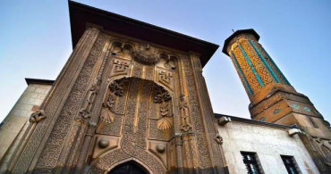 Tarihte Yolculuğa Çıkarıyor: İnce Minareli Medrese