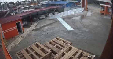 Tarsus'ta Şiddetli Rüzgar İş Yerinin Çatısını Uçurdu