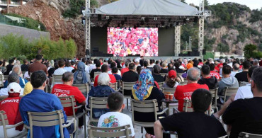 Tatilciler milli takıma destek için sahilde buluştu
