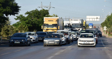 Tatilcilerin dönüş yolculuğu başladı: Bayram trafiği yolları kilitledi