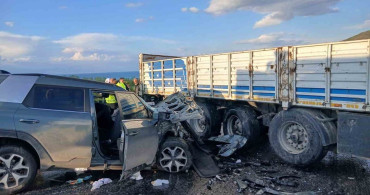 Tatvan-Van Karayolu'nda Çift Taraflı Trafik Kazası: 1 Kişinin Hayati Tehlikesi Var