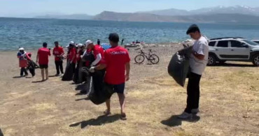 Tatvan'da anlamlı 15 Temmuz etkinliği: Hem şehitler anıldı hem de Van Gölü kıyısı temizlendi