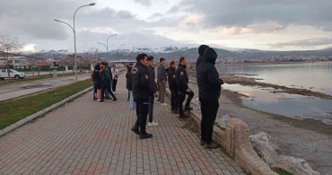 Tatvan'da Kararlılık: Polisler Soğuk Suda Vatandaşı Kurtardı