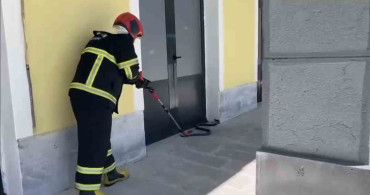 Tatvan'da TCDD hizmet binasına giren yılan paniğe neden oldu
