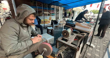 Tavşanlı'da Kurbanlık Bıçak ve Satır Bileniyor