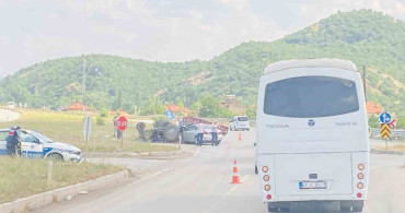 Tavşanlı'da otomobil ile traktör çarpıştı: 3 yaralı