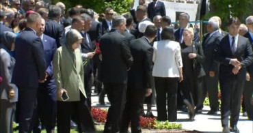 Tbmm Başkanı kurtulmuş, 15 temmuz şehitler anıtı’na karanfil bıraktı
