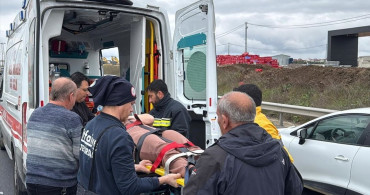 Tekirdağ'da Aydınlatma Direğine Çarpan Otomobilde İki Yaralı