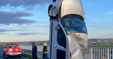 Tekirdağ'da Bariyere Çarpan Araçta İki Yaralı