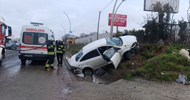Tekirdağ'da Direğe Çarpan Otomobilde 3 Yaralı