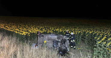 Tekirdağ’da otomobil beton bloğa çarparak tarlaya devrildi: 3’ü çocuk 5 yaralı