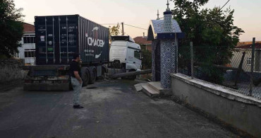 Tekirdağ'da tırın çarptığı elektrik direği cami avlusuna devrildi