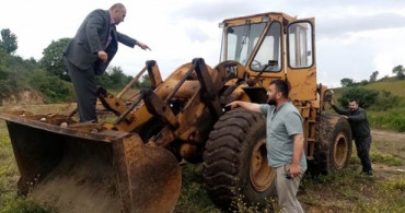 Tekirdağ'da Yılandan Korkan Kişiler 3 Saat Kepçeye Binemedi