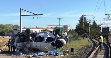 Tekirdağ’da Yük Treni Minibüse Çaptı: Feci Kazada Birçok Kişi Hayatını Kaybetti