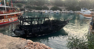 Tekne Yangını Silifke'de Paniğe Neden Oldu