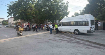 Tekstil İşçi Servisi ve Otomobil Çarpıştı: 5 Yaralı