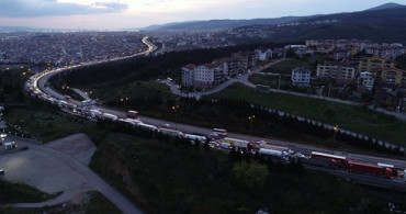 TEM Otoyolu’nda 3 Tır Birbirine Girdi: Kilometrelerce Araç Kuyruğu Oluştu